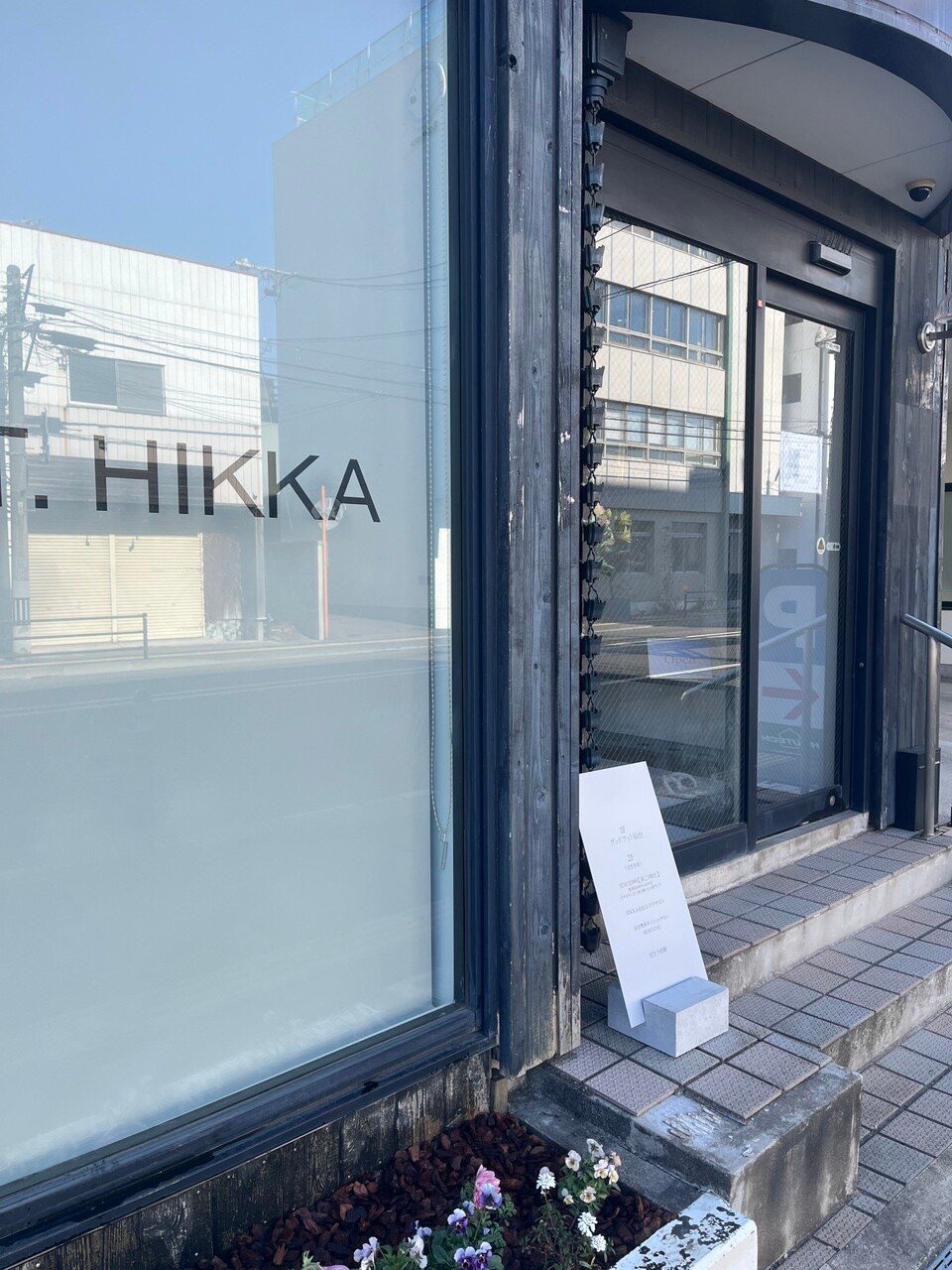 HIKKA仙台の入口。ガラスに「HIKKA」の文字