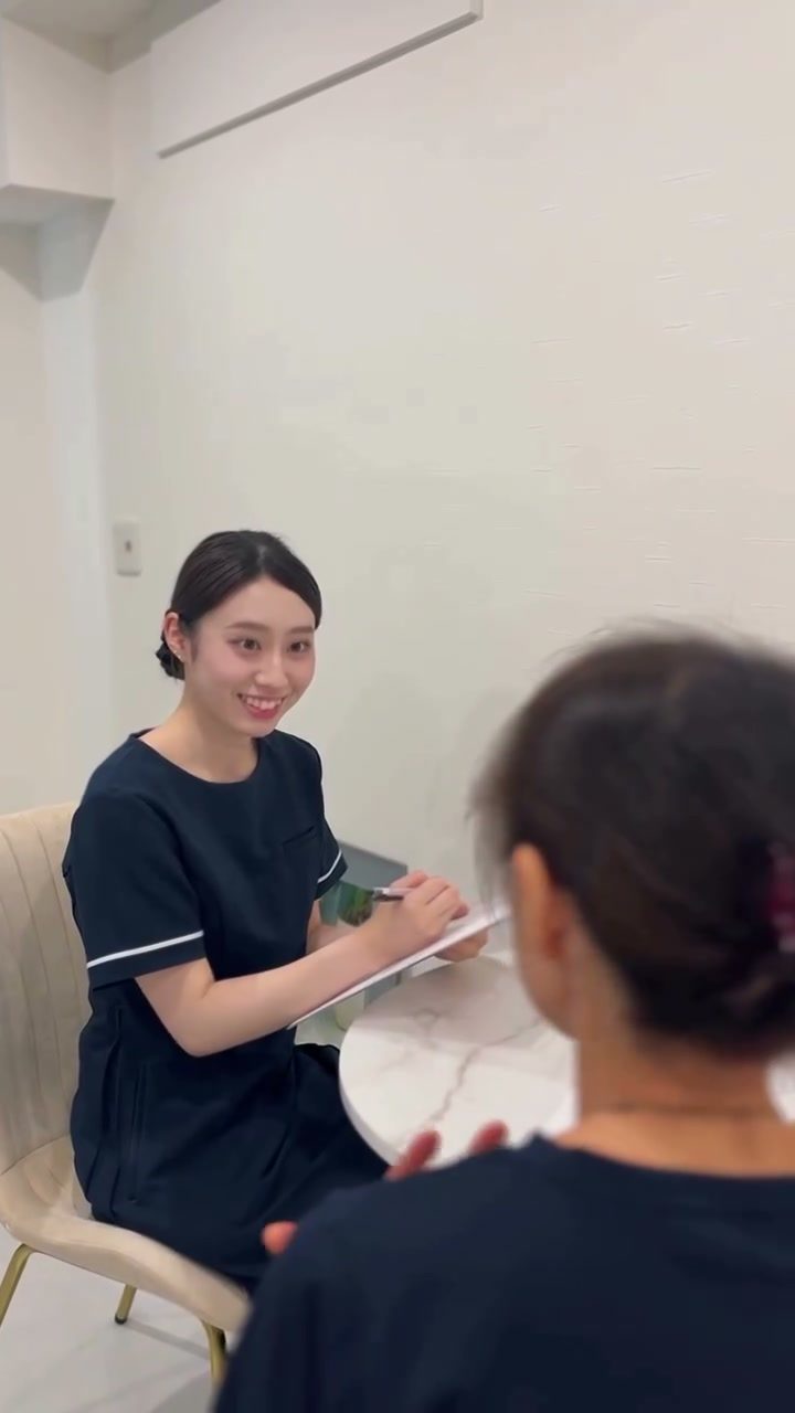 丸テーブルの席で、お客さまのお話をうかがっているところです。