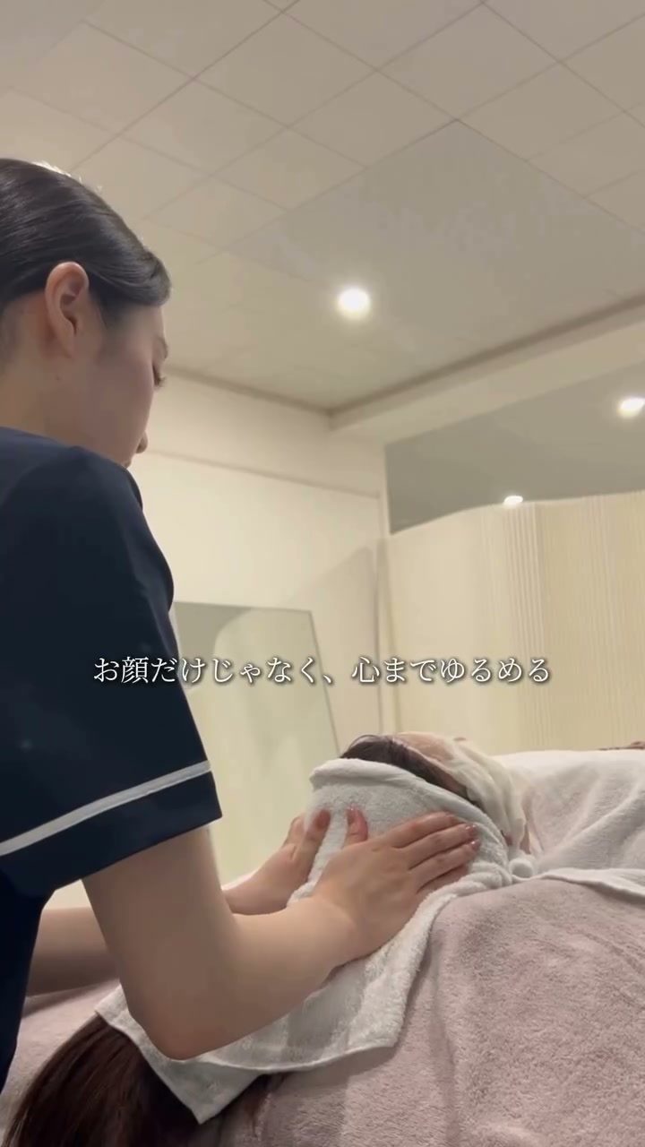 横になったお客さまの顔まわりに、タオルを当てているところです。