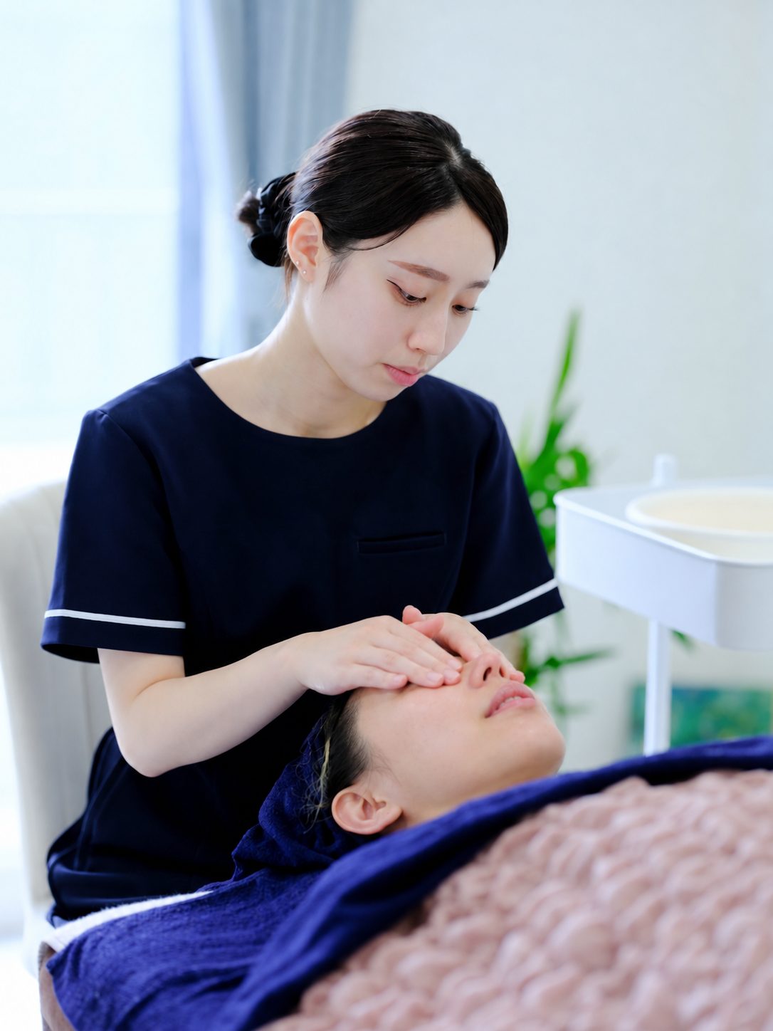 目元を手のひらで包んで、温めながらゆるめていきます。